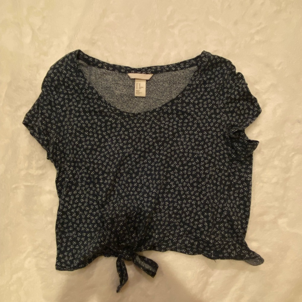 Cropped Tee Navy with White Flowers and Knot on the Bottom